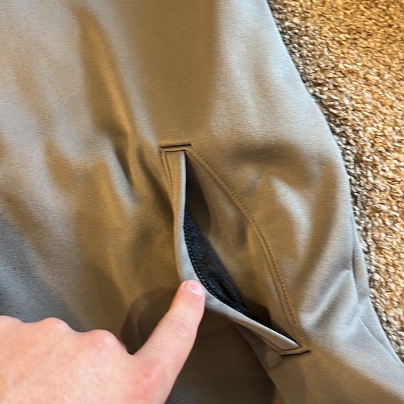 Excellent preowned condition. Made by Oakley in a size large. - Picture 5 of 8